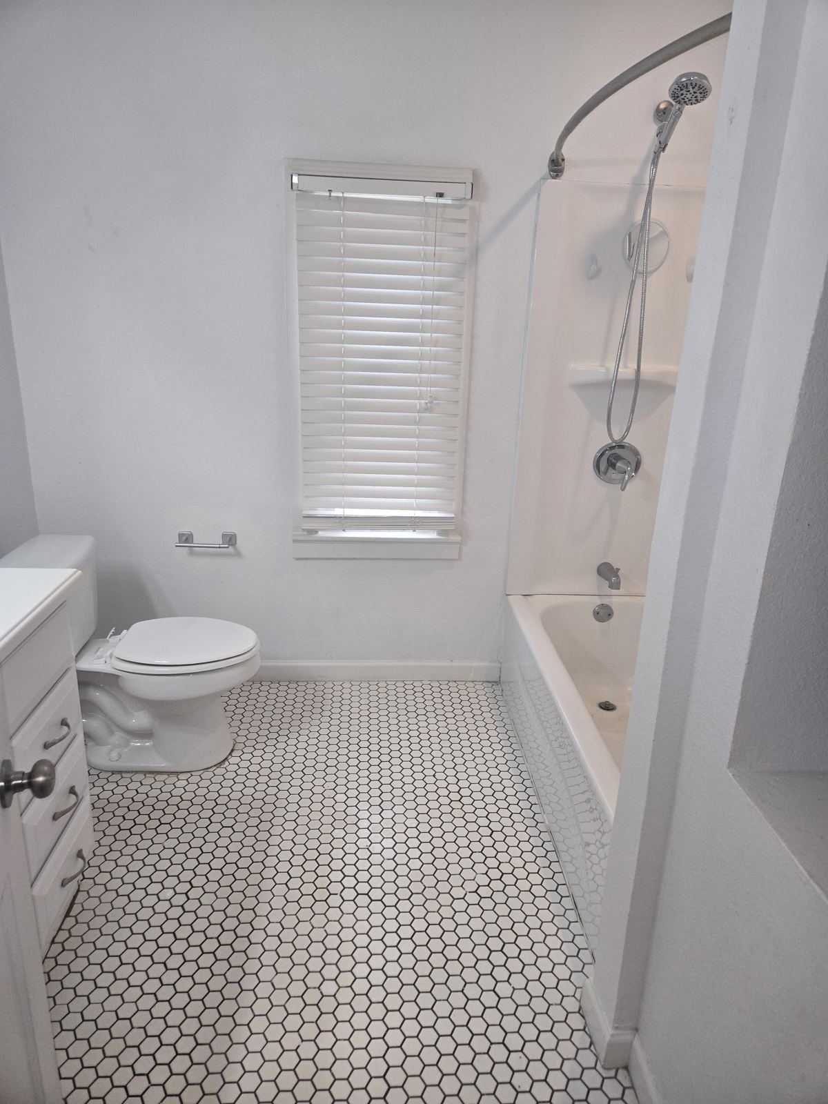 Bathroom tub and tile, freshly detailed